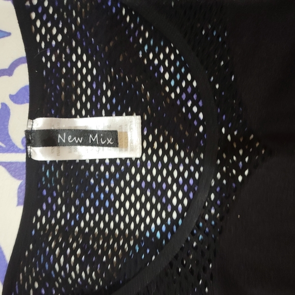 Fun yet interesting top - Picture 2 of 2